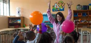 QUITO.- La docente Flor Proa&ntilde;o cautiv&oacute; a los ni&ntilde;os con juegos did&aacute;cticos y globos. Los utiliz&oacute; para impartir los conceptos espaciales de arriba y abajo.