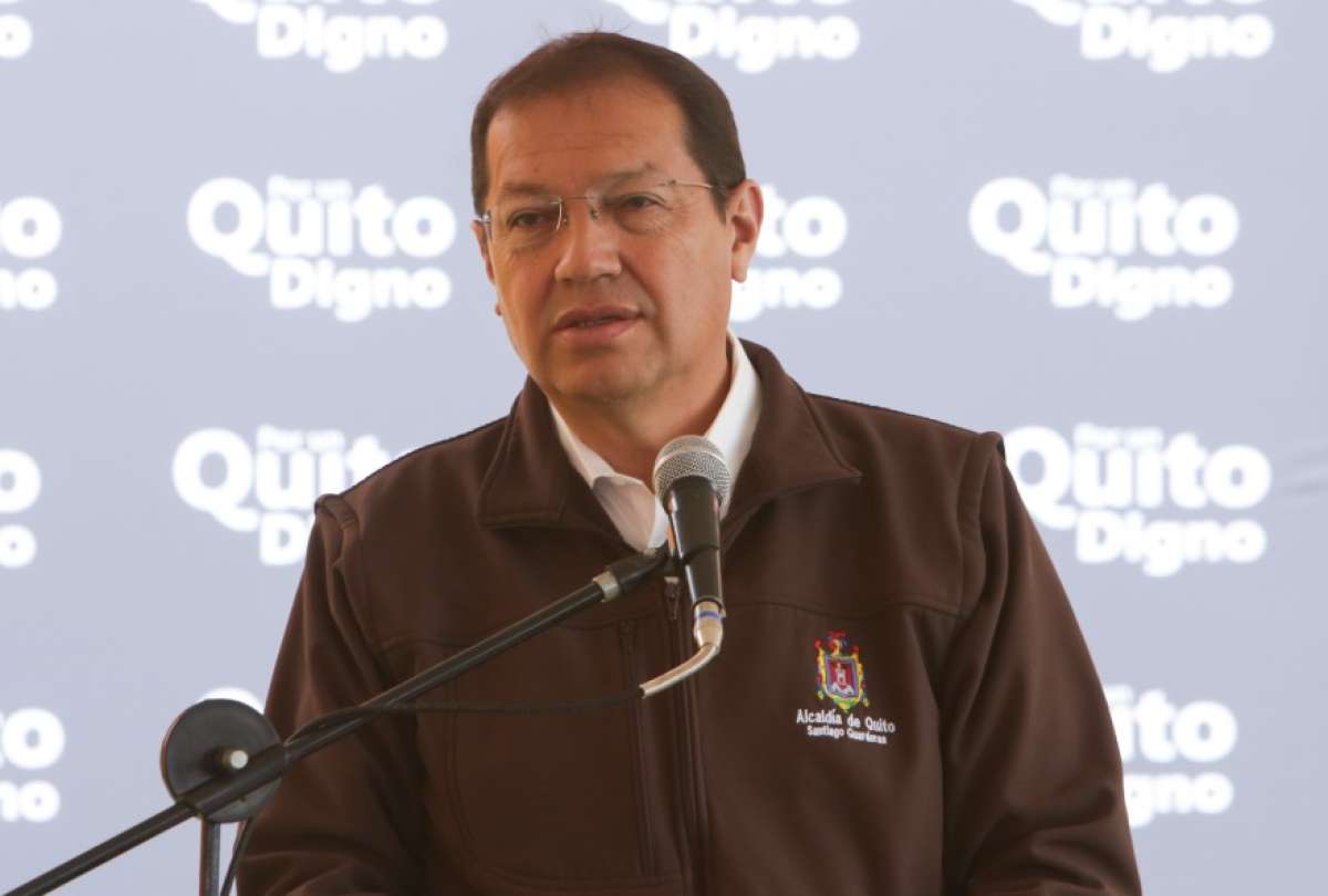 Santiago Guarderas, alcalde de Quito, aseguró que la empresa Transdev quería un ajuste en el precio de operación del Metro de Quito.