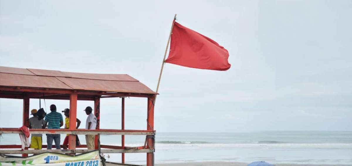 En la playa El Murci&eacute;lago, como en otros cuatro balnearios de Manta, se exhibe actualmente la bandera roja por el aguaje.