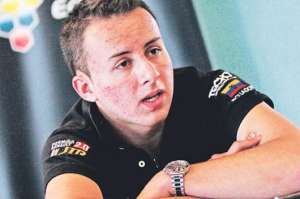 Julio Moreno Mogoll&oacute;n, piloto de autos ecuatoriano. Fecha de nacimiento: 12 de junio de 1995. Edad: 19 a&ntilde;os. Educaci&oacute;n: Cursa estudios en Econom&iacute;a, Matem&aacute;ticas y Psicolog&iacute;a en Oxford. Experiencia laboral: Dos a&ntilde;os como piloto de autos.