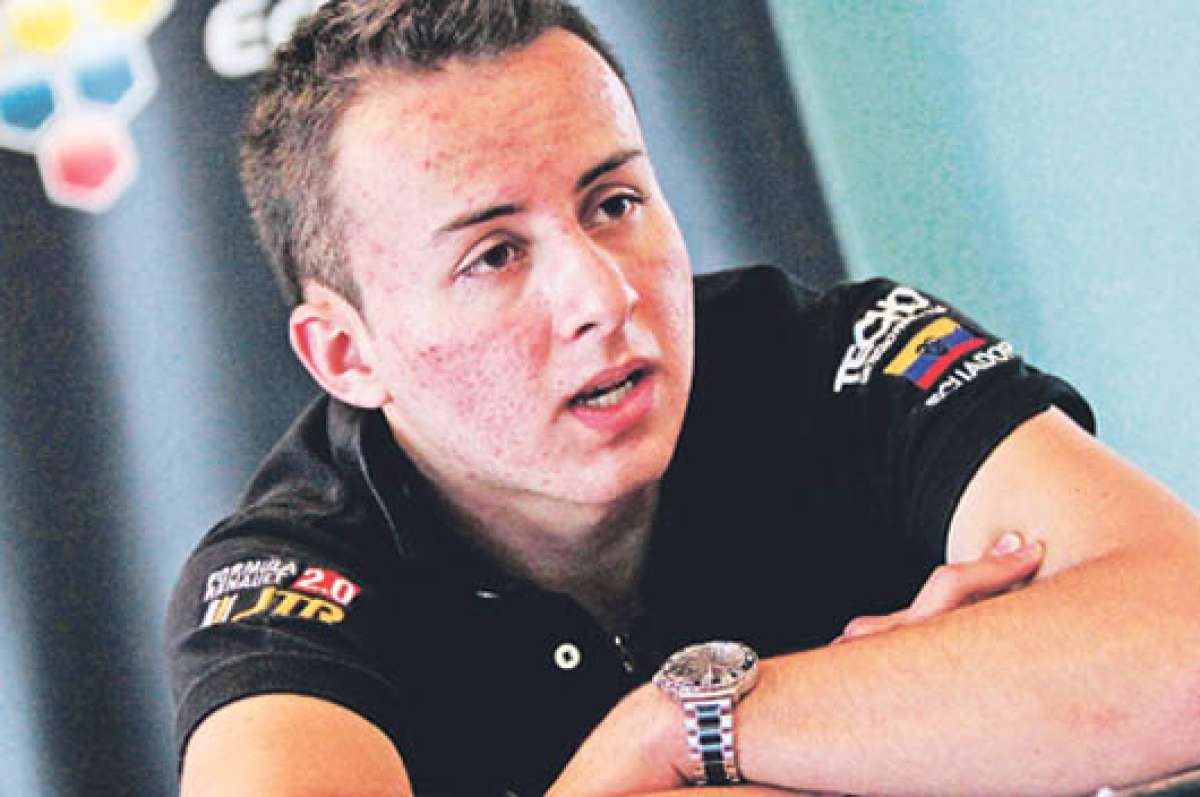 Julio Moreno Mogoll&oacute;n, piloto de autos ecuatoriano. Fecha de nacimiento: 12 de junio de 1995. Edad: 19 a&ntilde;os. Educaci&oacute;n: Cursa estudios en Econom&iacute;a, Matem&aacute;ticas y Psicolog&iacute;a en Oxford. Experiencia laboral: Dos a&ntilde;os como piloto de autos.