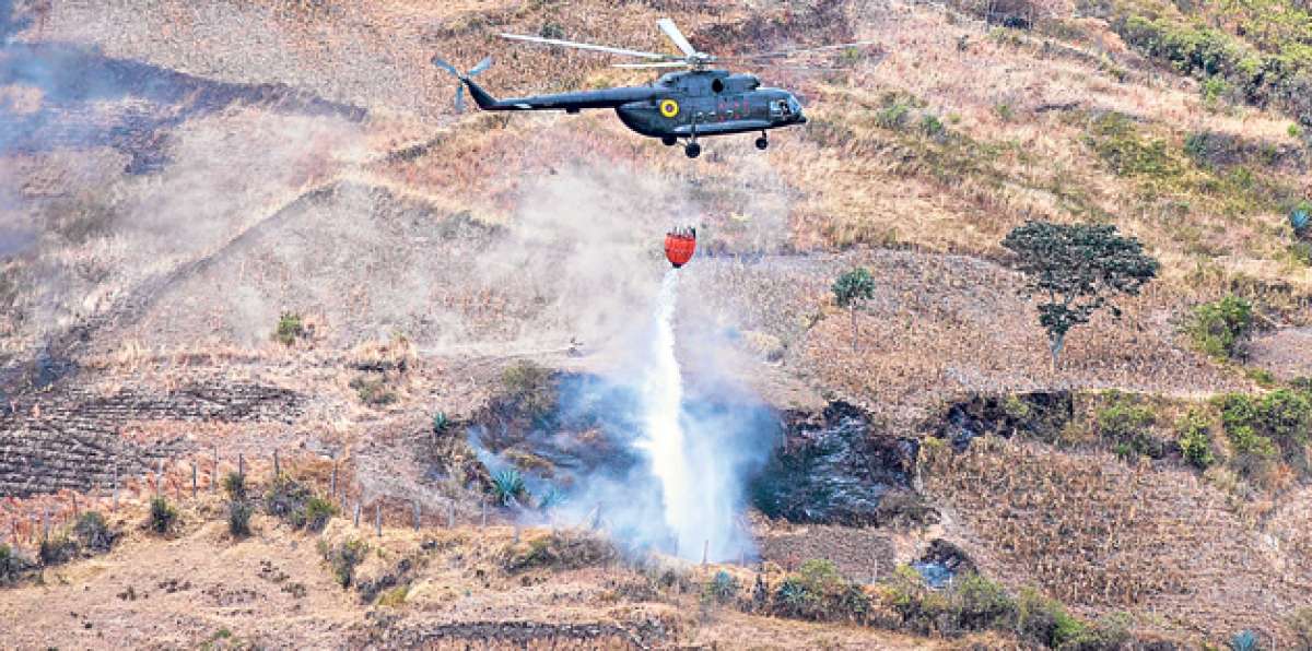 Un helic&oacute;ptero MI, de la Aviaci&oacute;n del Ej&eacute;rcito, sofoca un conato de incendio en el cerro de Ilal&oacute;. FOTO: DANIEL MOLINEROS / El TEL&Eacute;GRAFO