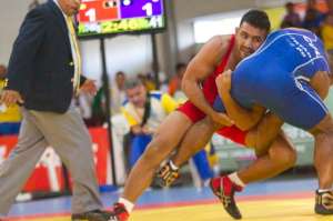 Instantes  en que el luchador ecuatoriano, Yoan Blanco (izq.), se decide a  atacar al colombiano &Eacute;dison Hurtado en el combate final. Foto: Cortes&iacute;a Mindeporte