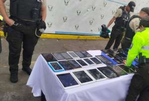 Más de 150 celulares y tablets sin justificación de su procedencia fueron decomisados en Quito.