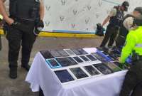 Más de 150 celulares y tablets sin justificación de su procedencia fueron decomisados en Quito.
