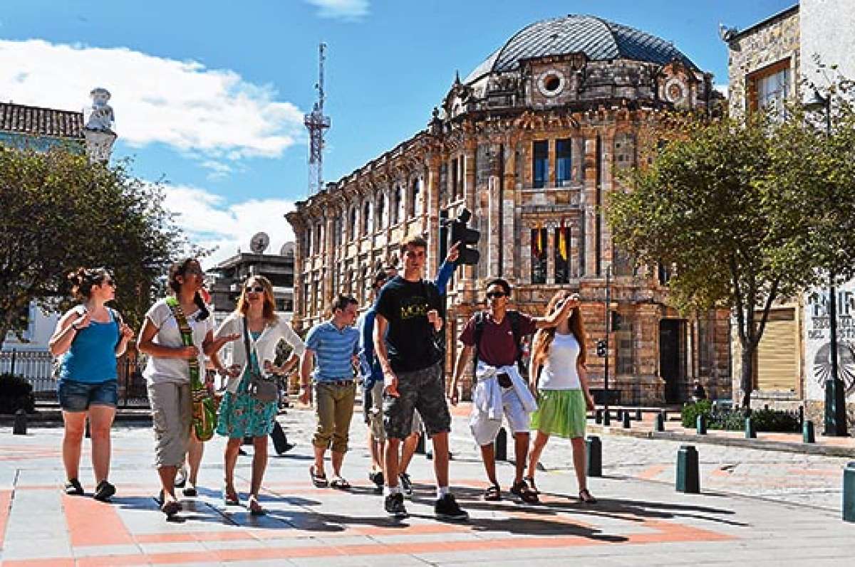 Los turistas nacionales y extranjeros recorrieron  el centro hist&oacute;rico de Cuenca y sus calles aleda&ntilde;as para observar la infraestructura y las diferentes plazas y parques. FOTO:JOS&Eacute; LUIS LLIVISACA / EL TEL&Eacute;GRAFO
