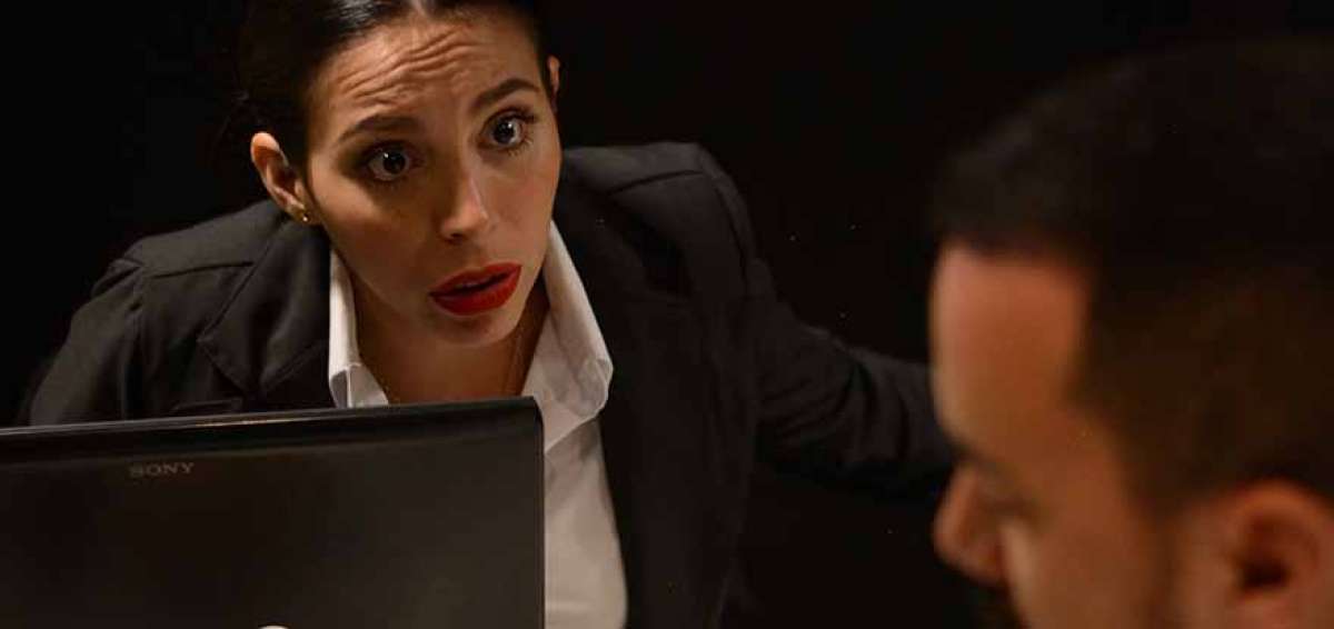 Bel&eacute;n Idrobo y Ricardo Velastegu&iacute; act&uacute;an en la obra Victoria, que retrata las razones de la poca denuncia en el pa&iacute;s.