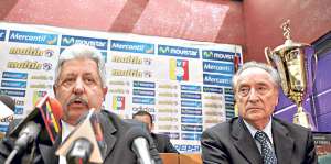Rafael Esquivel (izq.) en una conferencia de prensa junto a Eugenio Figueredo (der.), otro de los implicados. Foto: internet
