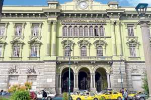 El reloj del colegio Pedro Vicente Maldonado se ubica en el centro de esta edificaci&oacute;n patrimonial. Foto: Elizabeth Maggi / para El Tel&eacute;grafo