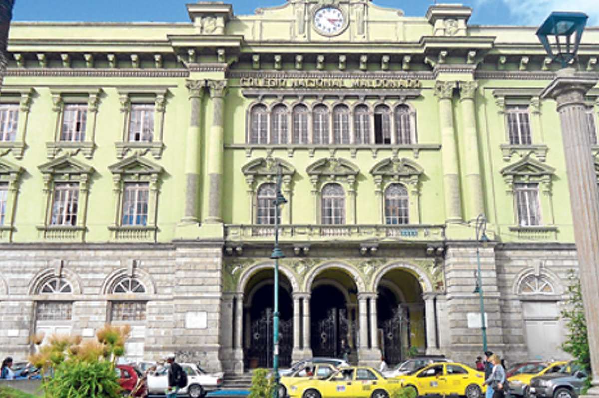 El reloj del colegio Pedro Vicente Maldonado se ubica en el centro de esta edificaci&oacute;n patrimonial. Foto: Elizabeth Maggi / para El Tel&eacute;grafo