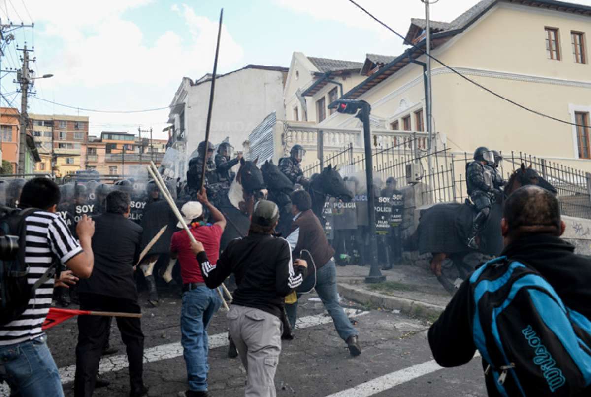 Los manifestantes de la oposici&oacute;n atacaron con piedras y palos a los polic&iacute;as y sus caballos. FOTO: DANIEL MOLINEROS / EL TEL&Eacute;GRAFO