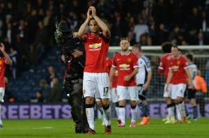Daley Blind se despide de la afici&oacute;n del United al final del encuentro. Foto: AFP