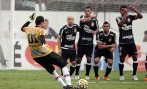 El capit&aacute;n de Sao Paulo ejecutando un tiro libre ante Corinthians.
