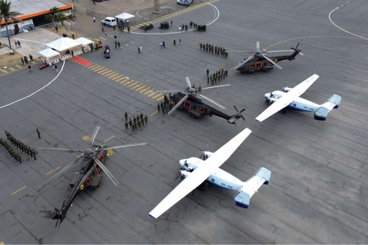 Tres helic&oacute;pteros y un avi&oacute;n multiprop&oacute;sito se entreg&oacute; al Ej&eacute;rcito Ecuatoriano