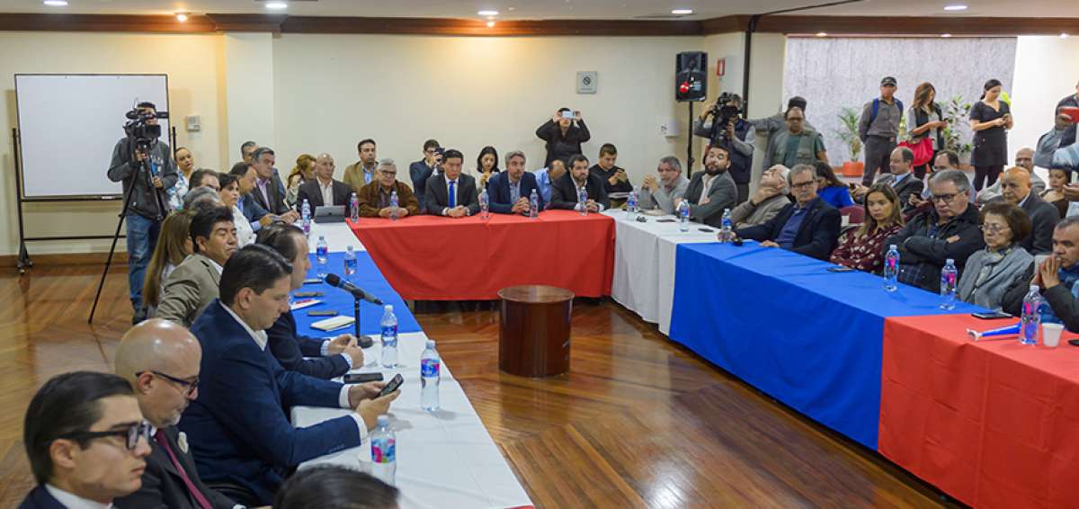 El alcalde de Quito, Jorge Yunda, escuch&oacute; los reclamos del Comit&eacute; C&iacute;vico que se activ&oacute; por las agresiones a la ciudad durante las manifestaciones.