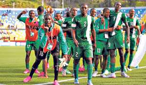 Los jugadores de la selecci&oacute;n sub-17 de Nigeria, durante los festejos por la victoria frente a Brasil y la posterior clasificaci&oacute;n a las semifinales del Mundial de Chile. Foto: Internet