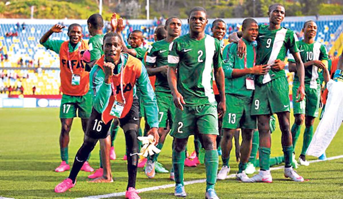 Los jugadores de la selecci&oacute;n sub-17 de Nigeria, durante los festejos por la victoria frente a Brasil y la posterior clasificaci&oacute;n a las semifinales del Mundial de Chile. Foto: Internet