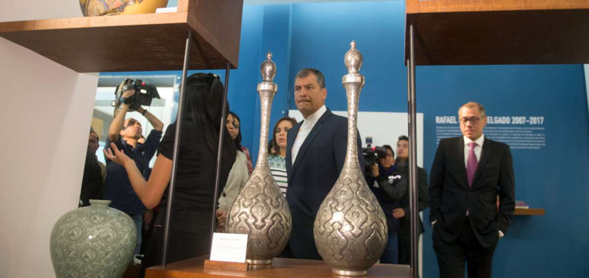 El presidente Correa invit&oacute; a ciudadanos que transitaban por la Plaza Grande para que lo acompa&ntilde;en a la inauguraci&oacute;n del Museo de la Presidencia.
