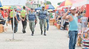 Unos 200 vendedores de fuegos artificiales instalaron carpas en la explanada del estadio Monumental, oeste de Guayaquil. La Gobernaci&oacute;n apoya la feria.