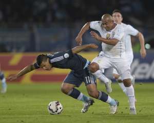 Sergio Aguero (cay&eacute;ndose) fue autor del &uacute;nico gol con el que gan&oacute; Argentina. Foto: AFP