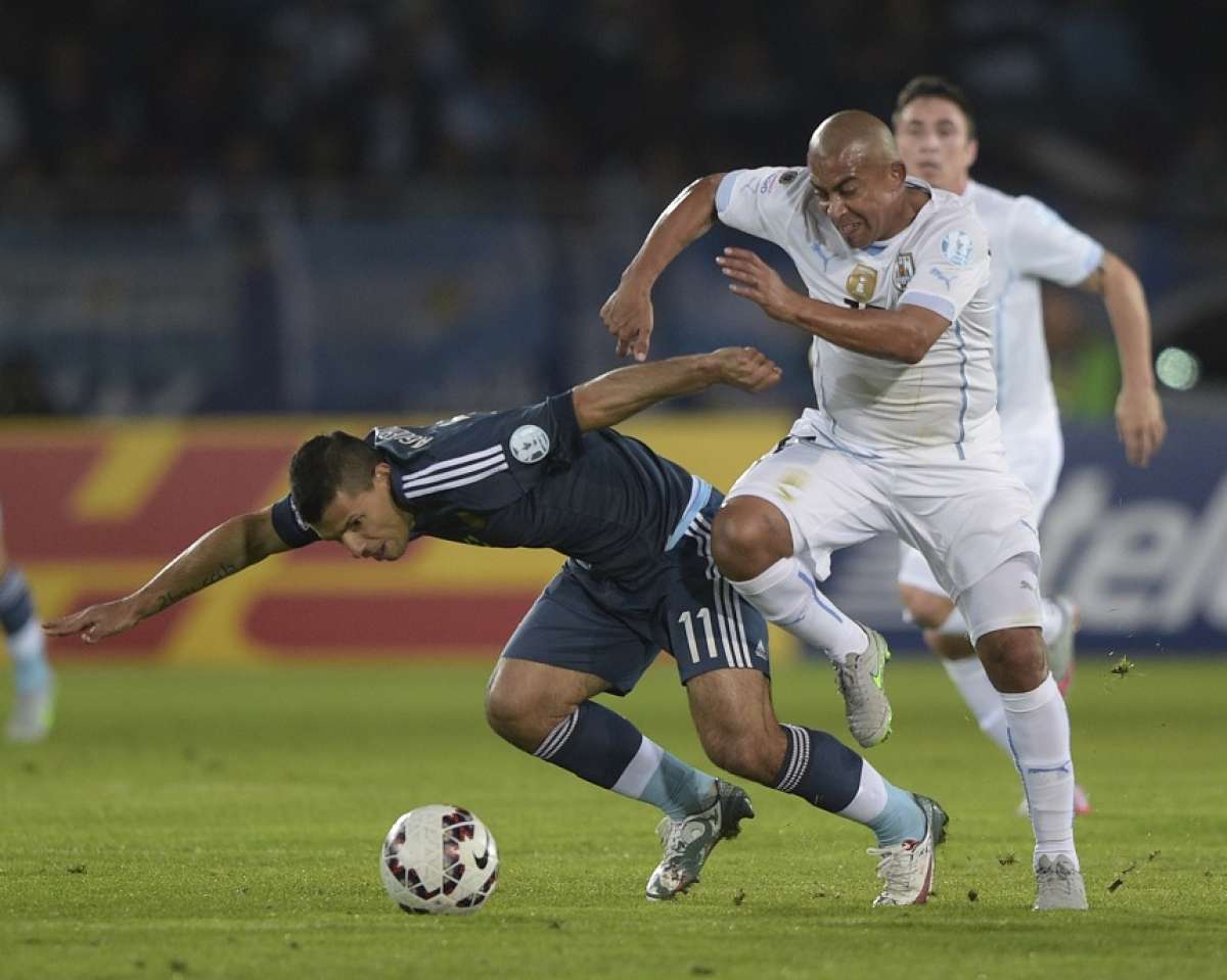 Sergio Aguero (cay&eacute;ndose) fue autor del &uacute;nico gol con el que gan&oacute; Argentina. Foto: AFP