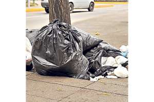 Tras las fiestas, las calles o espacios verdes quedan llenos de basura