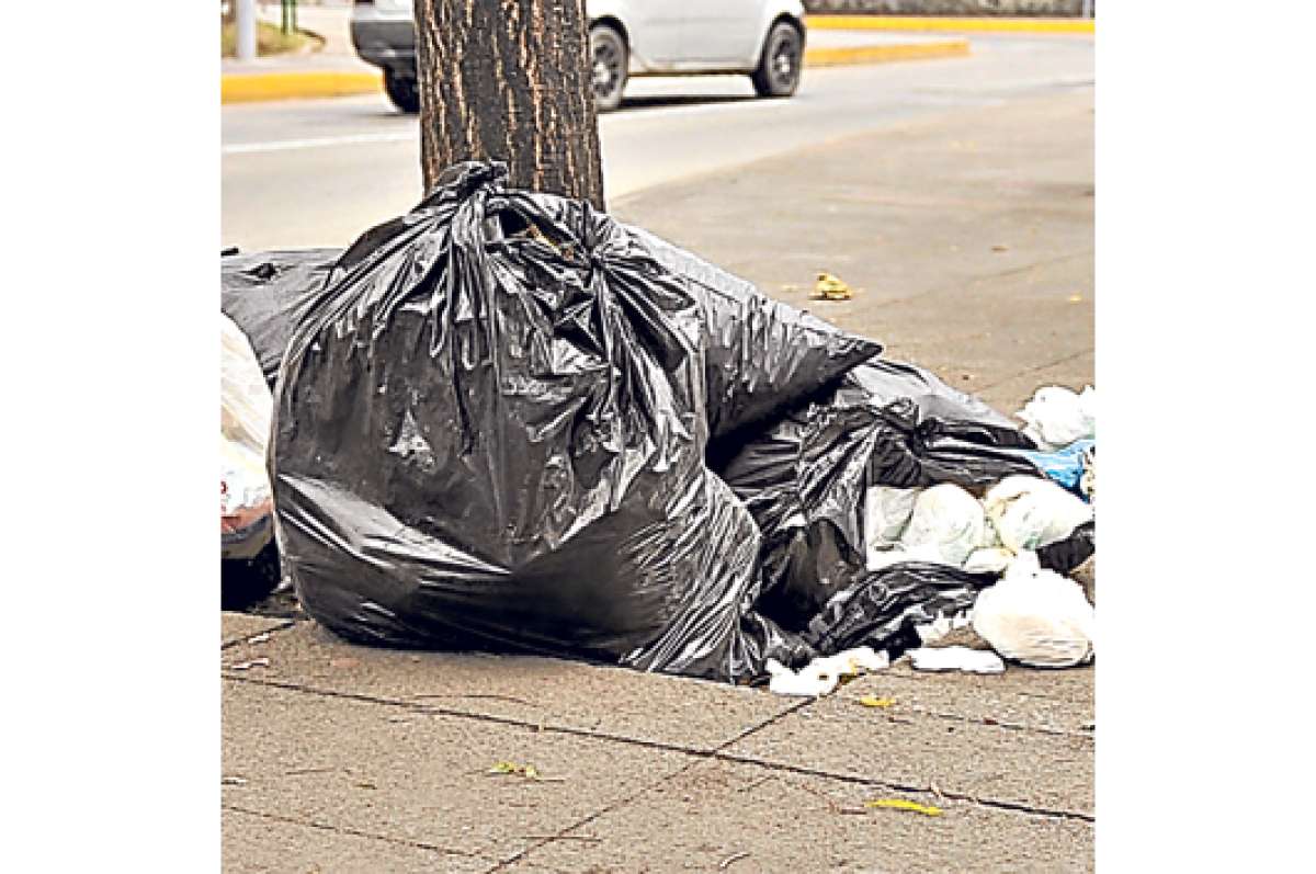 Tras las fiestas, las calles o espacios verdes quedan llenos de basura