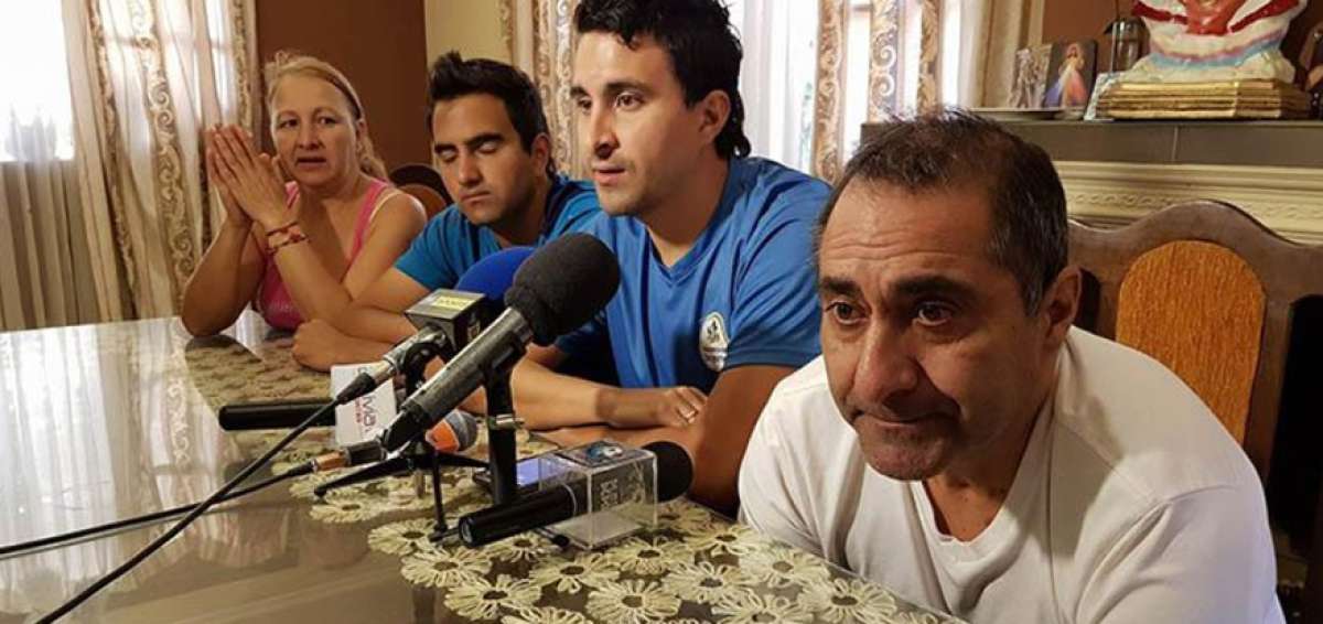 El timonel argentino Julio Zamora (der.) se desplom&oacute; en noviembre del a&ntilde;o pasado, durante un partido de su equipo Real Potos&iacute; de Bolivia.   