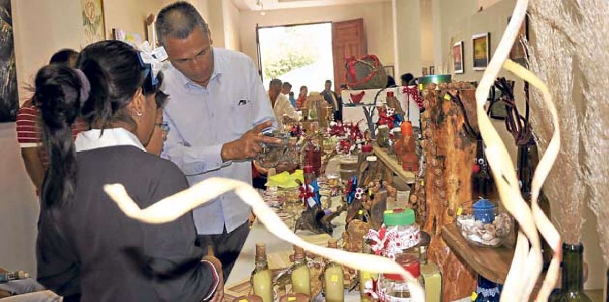 En el estand de la artesana Jessenia V&eacute;lez se exhibieron los productos que ella hace con cosas recicladas. Vivian Zambrano / El Tel&eacute;grafo