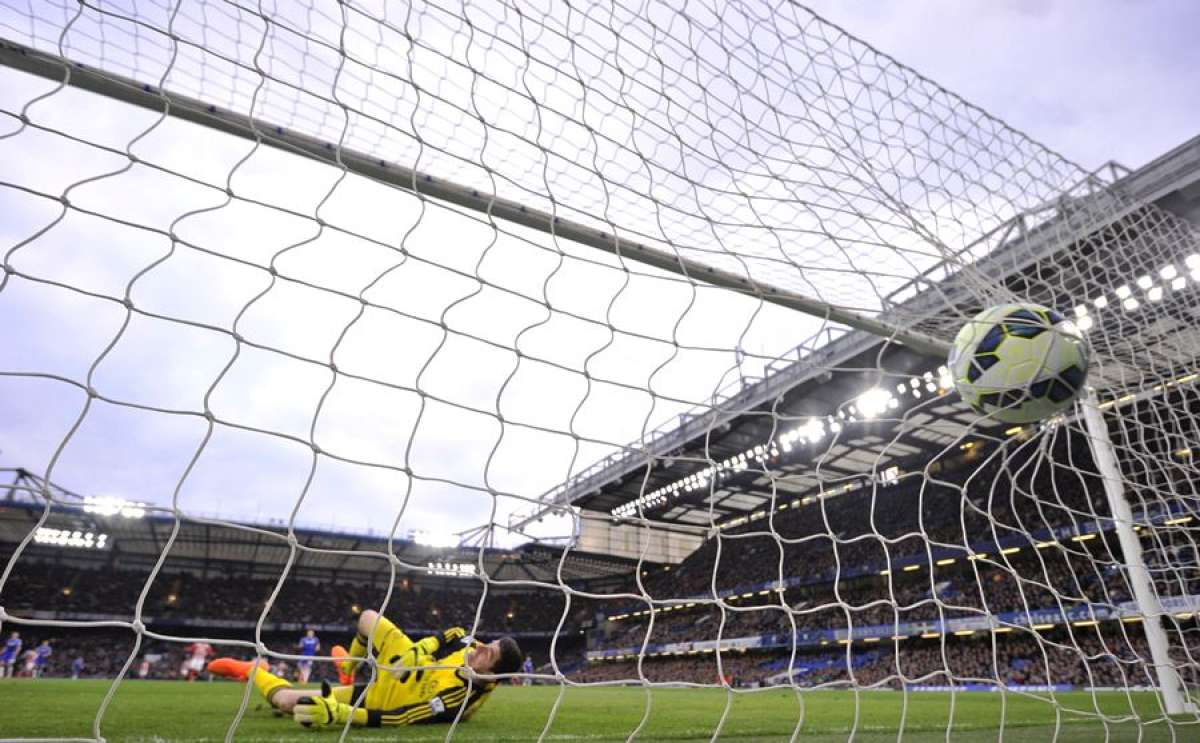 Charlie Adam marc&oacute; para los visitantes desde unos 60 metros al arquero belga Thibaut Courtois. Foto: Agencia AFP