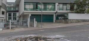 Por el costado occidental del edificio del organismo de control se produjo el ataque y los da&ntilde;os materiales.