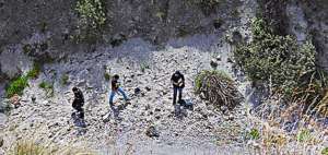 En la quebrada Siete Cruces, en Huapante, P&iacute;llaro, fueron lanzados los restos de &Eacute;rika A. En la foto, los peritos forenses inspeccionan el lugar antes de realizar el levantamiento del cad&aacute;ver.