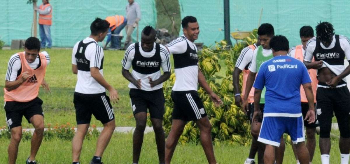 Los jugadores del primer equipo de Emelec realizaron durante la semana sus pr&aacute;cticas en las canchas sint&eacute;ticas del Parque Samanes, norte de Guayaquil.