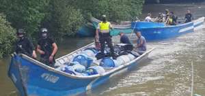 Polic&iacute;a encontr&oacute; 2 lanchas con derivados de hidrocarburos