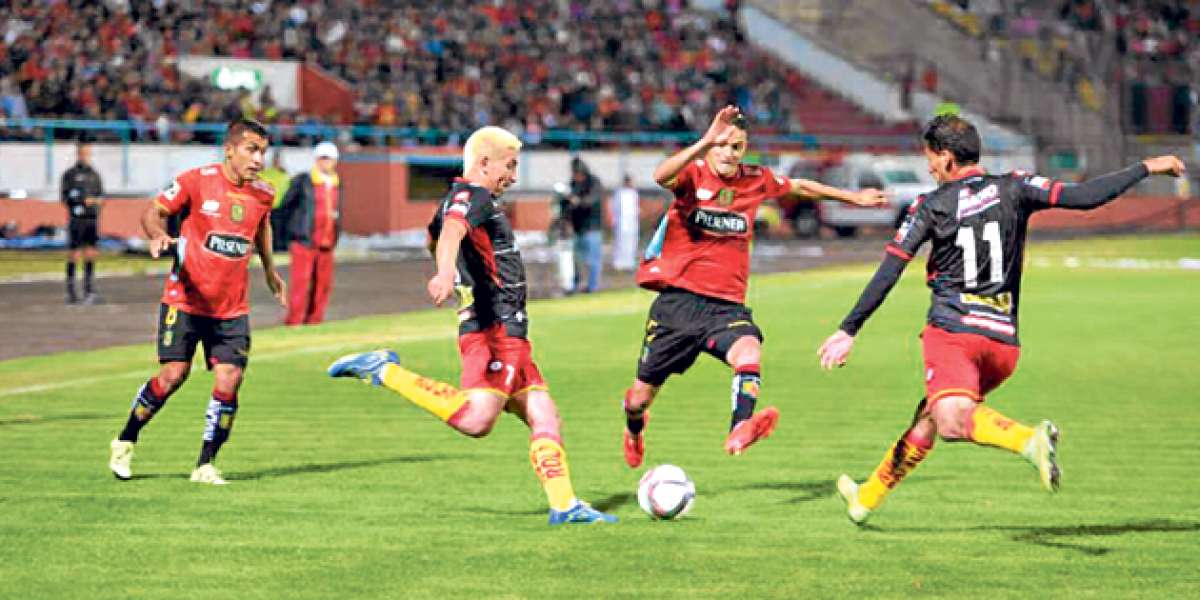 El encuentro entre Aucas y D. Cuenca tuvo momentos de buen f&uacute;tbol. Hubo 2 jugadores expulsados. Foto: Fernando Machado / El Tel&eacute;grafo