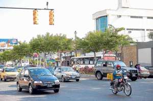 La propuesta municipal plantea que los buses que circulan por la V. E. Estrada -donde generan congestionamientos- pasen hacia la P&eacute;rez Concha (Circunvalaci&oacute;n). Foto: Jos&eacute; Mor&aacute;n.