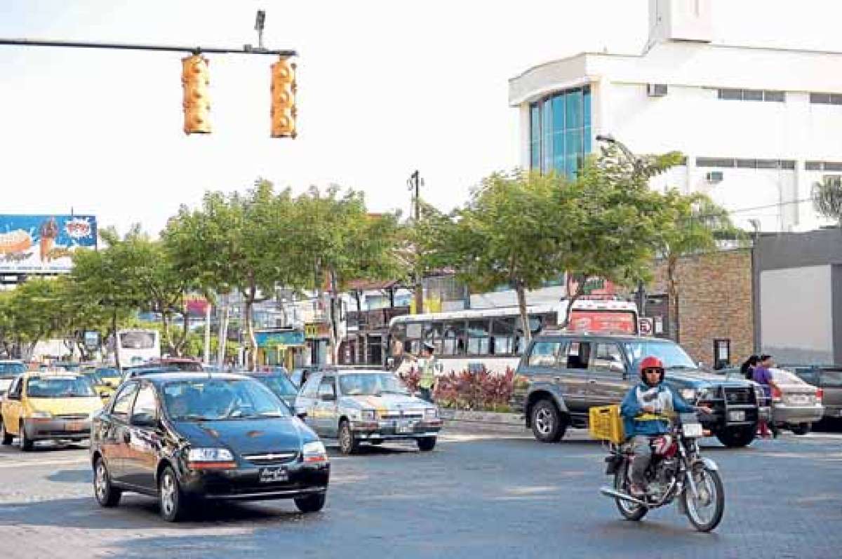 La propuesta municipal plantea que los buses que circulan por la V. E. Estrada -donde generan congestionamientos- pasen hacia la P&eacute;rez Concha (Circunvalaci&oacute;n). Foto: Jos&eacute; Mor&aacute;n.