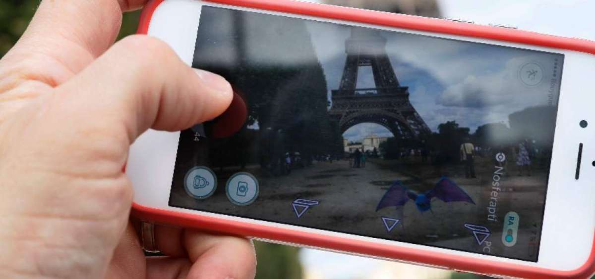Un smartphone es suficiente requisito para que las personas tengan la capacidad de incluir elementos virtuales en el mundo real usando aplicaciones o juegos.
