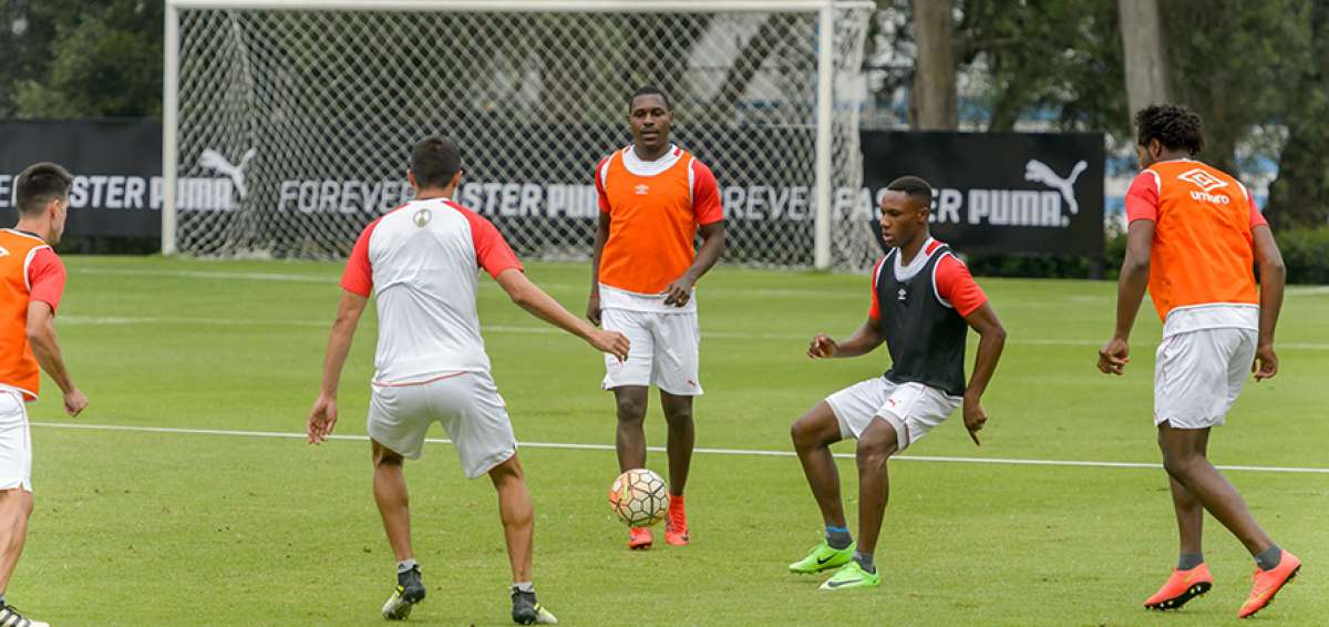El defensa central &Aacute;nderson Ord&oacute;&ntilde;ez (c) ser&aacute; titular nuevamente junto a Franklin Guerra en la defensa de Liga-Q.
