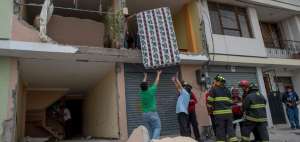 La familia perjudicada tuvo que retirar sus posesiones del edificio, por los serios da&ntilde;os que provoc&oacute; el estruendo. 