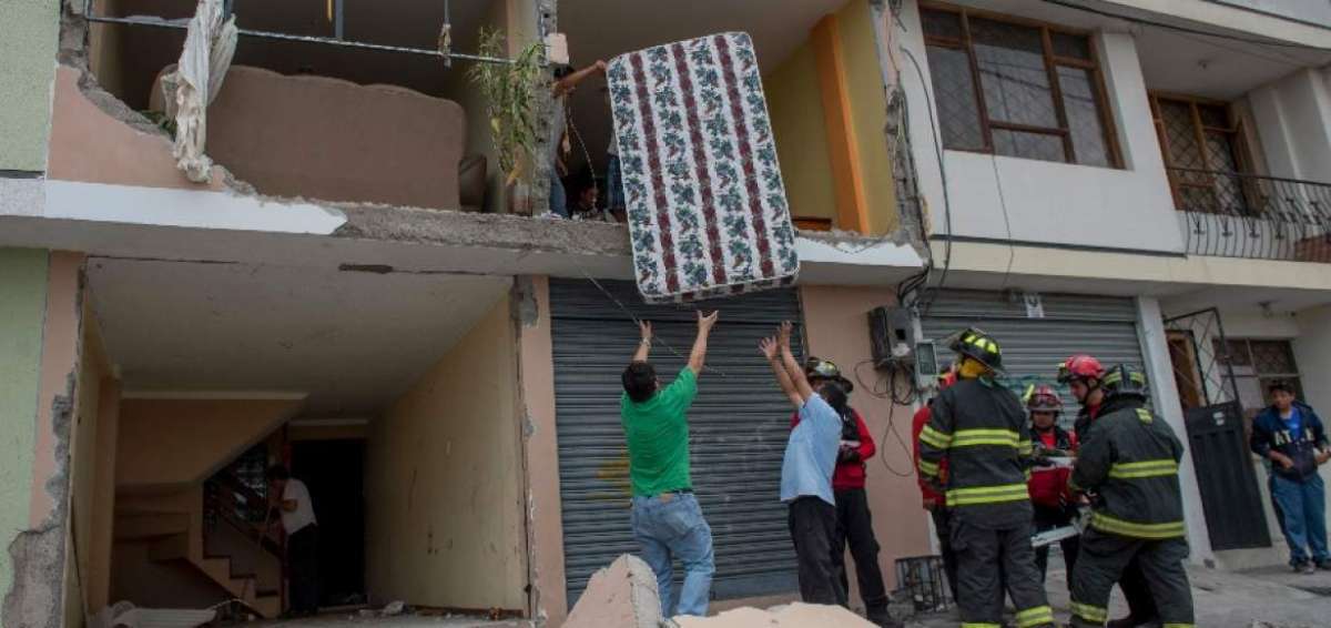 La familia perjudicada tuvo que retirar sus posesiones del edificio, por los serios da&ntilde;os que provoc&oacute; el estruendo. 