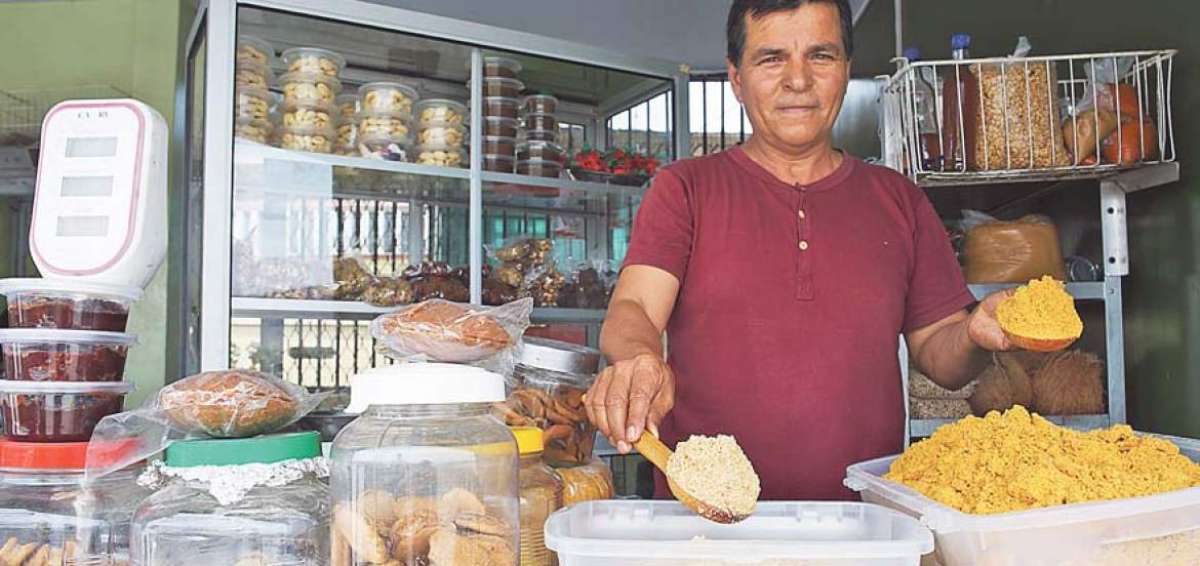 Adem&aacute;s de su negocio de venta en Guayaquil, Clotario V&eacute;lez tiene una tienda en su casa, en Rocafuerte.