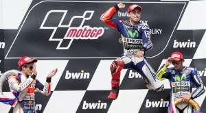 Lorenzo (c), que acab&oacute; la carrera con un tiempo de 42:53.042, celebra su t&iacute;tulo en Rep. Checa. Foto: AFP