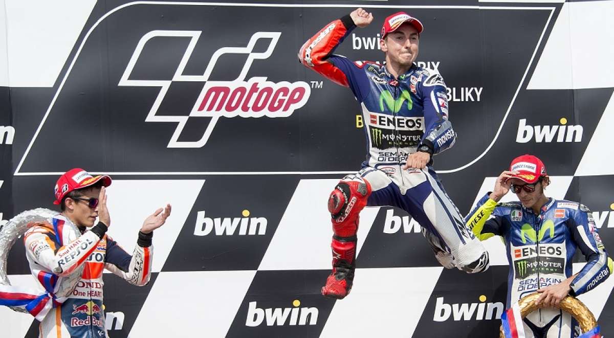 Lorenzo (c), que acab&oacute; la carrera con un tiempo de 42:53.042, celebra su t&iacute;tulo en Rep. Checa. Foto: AFP
