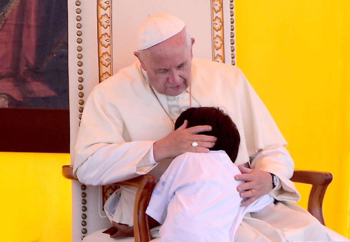 El papa Francisco abraza a uno de los ni&ntilde;os que vive en la c&aacute;rcel de Palmasola, en Santa Cruz (Bolivia). Foto: AFP