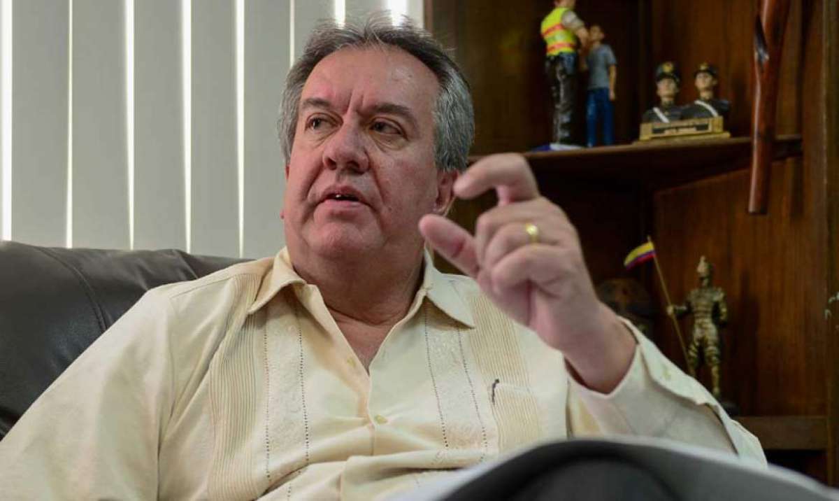 &ldquo;Es anti&eacute;tico que el Alcalde (&Aacute;lvaro Castillo) y los funcionarios municipales se organicen para comprar un terreno en $ 6 el metro y luego pretendan venderlo en  $ 60 el metro&rdquo;.