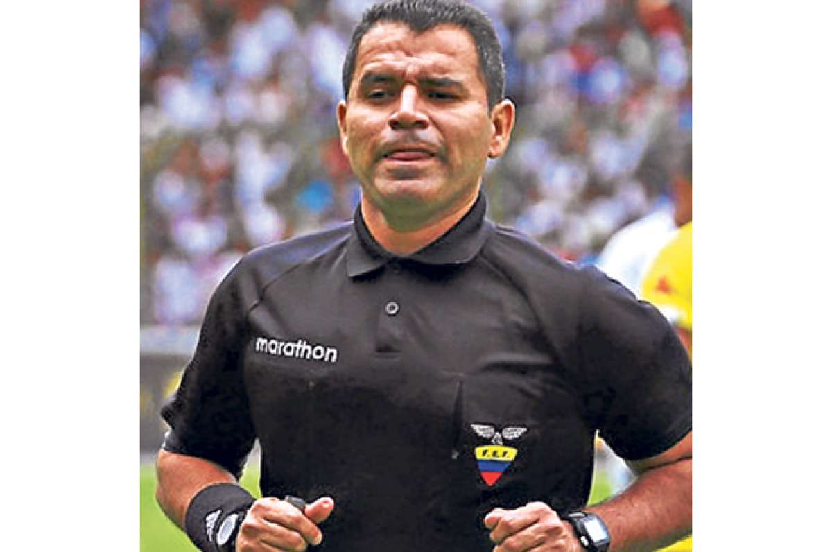 Salazar ha sacado  64 amarillas y 8 rojas este a&ntilde;o