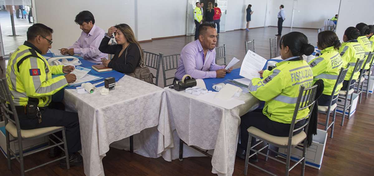 Una veintena de funcionarios de la AMT recepta la documentaci&oacute;n de los aspirantes.