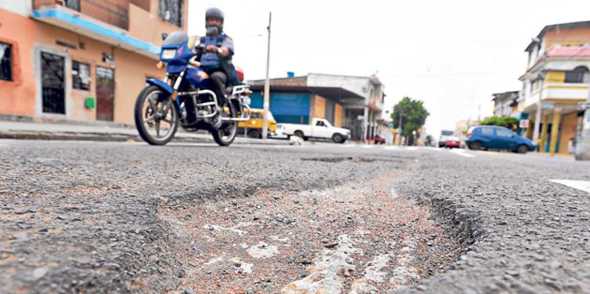 Los grandes baches que hay en la calle Jos&eacute; Mascote ponen en riesgo a choferes y peatones. Foto: Karly Torres El Tel&eacute;grafo.