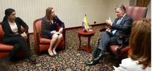 La canciller Mar&iacute;a Fernanda Espinosa con el presidente colombiano, Juan Manuel Santos, en el marco de la realizaci&oacute;n de la Cumbre de las Am&eacute;ricas, en Lima.